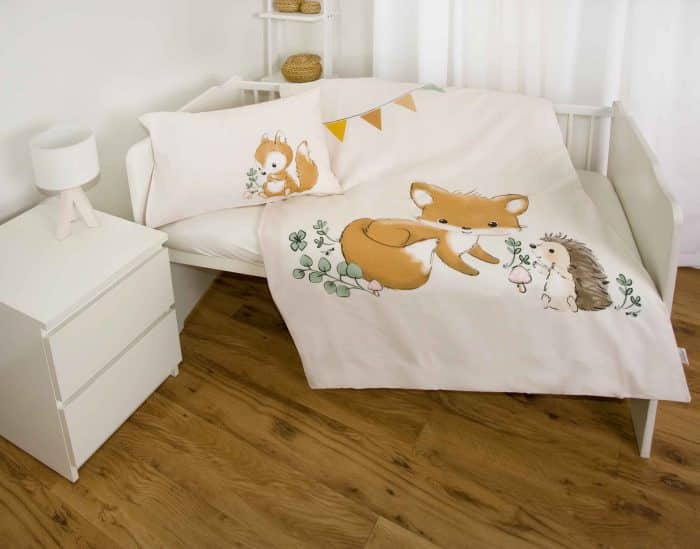 Produktbild Babybettwäsche Waldtiere Waldfreunde weiß ganze Bettwäsche auf Bett