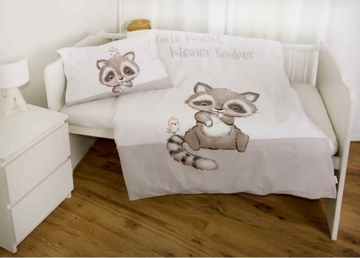 Produktbild Babybettwäsche kleiner Räuber weiß ganze Bettwäsche auf Bett
