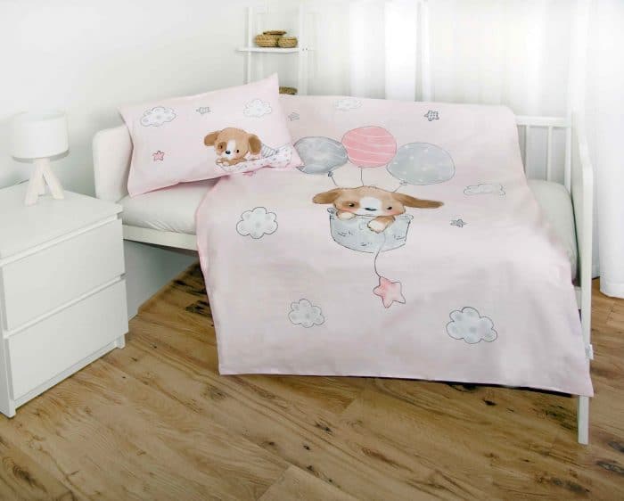 Produktbild Babybettwäsche sweet puppy rosa ganze Bettwäsche auf Bett