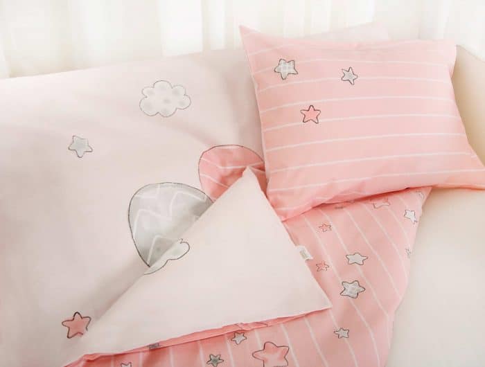 Produktbild Babybettwäsche sweet puppy rosa Kissen Vorderseite und Decke umgeklappt